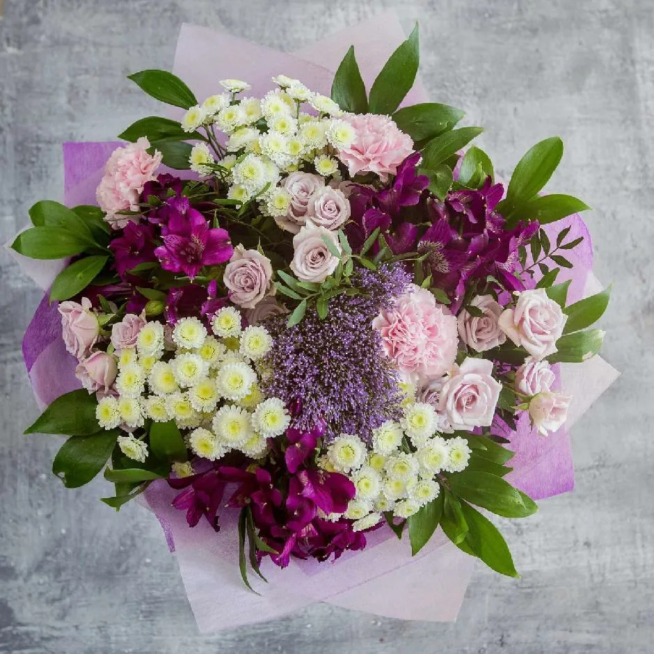 Florista profesional creando arreglo